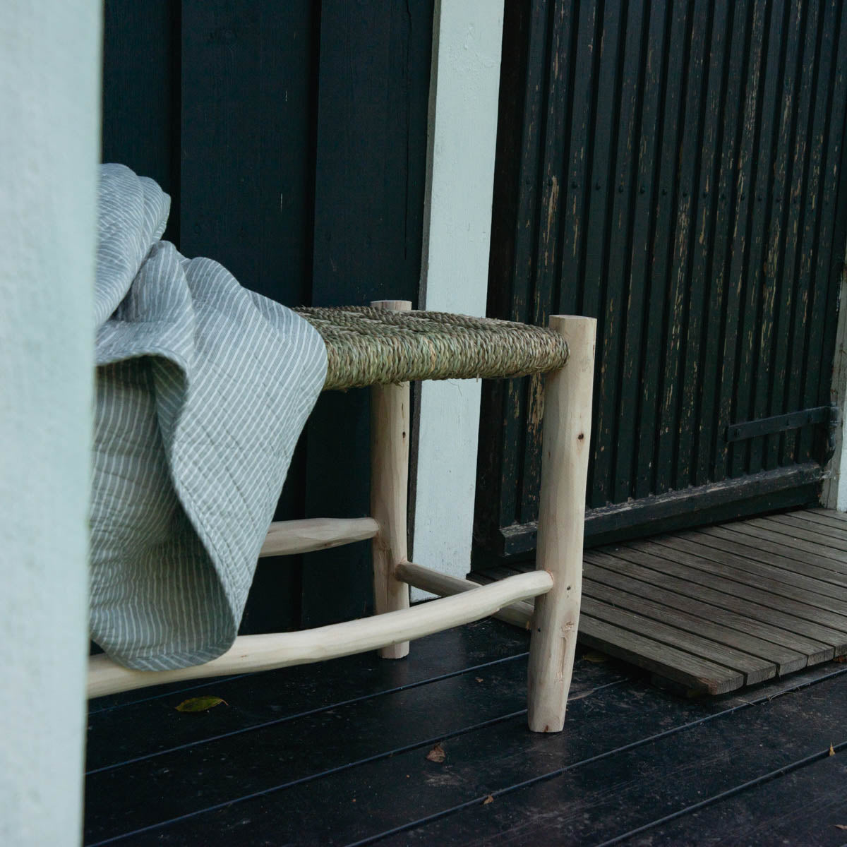 Bænk i træ med flet sæde