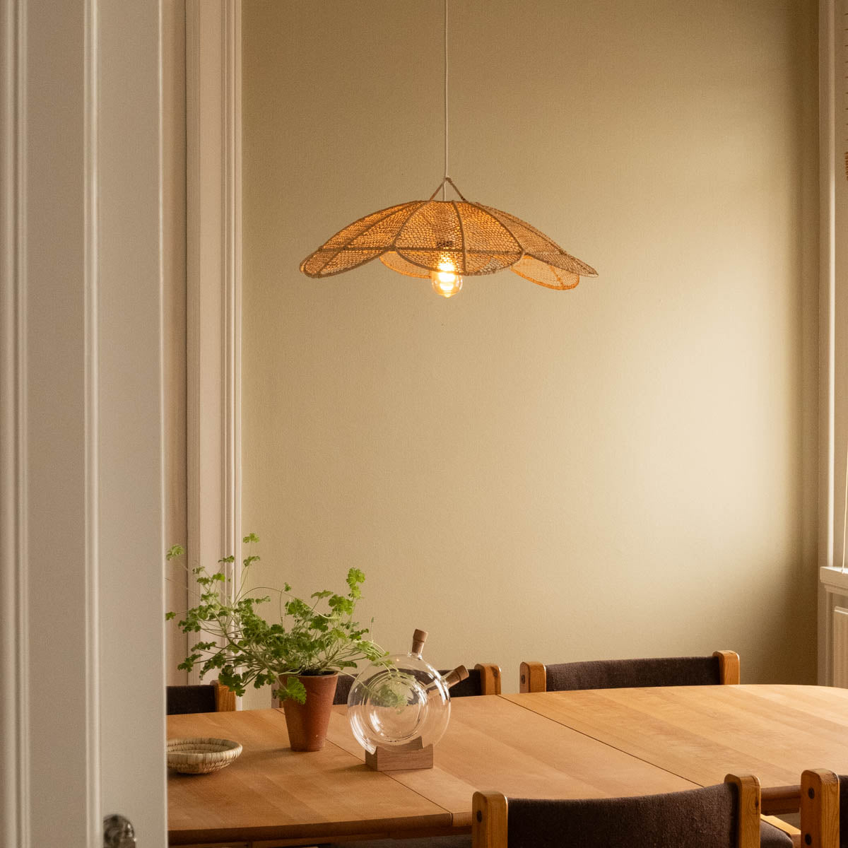 Marokkansk håndlavet lampe i raffia - blomst