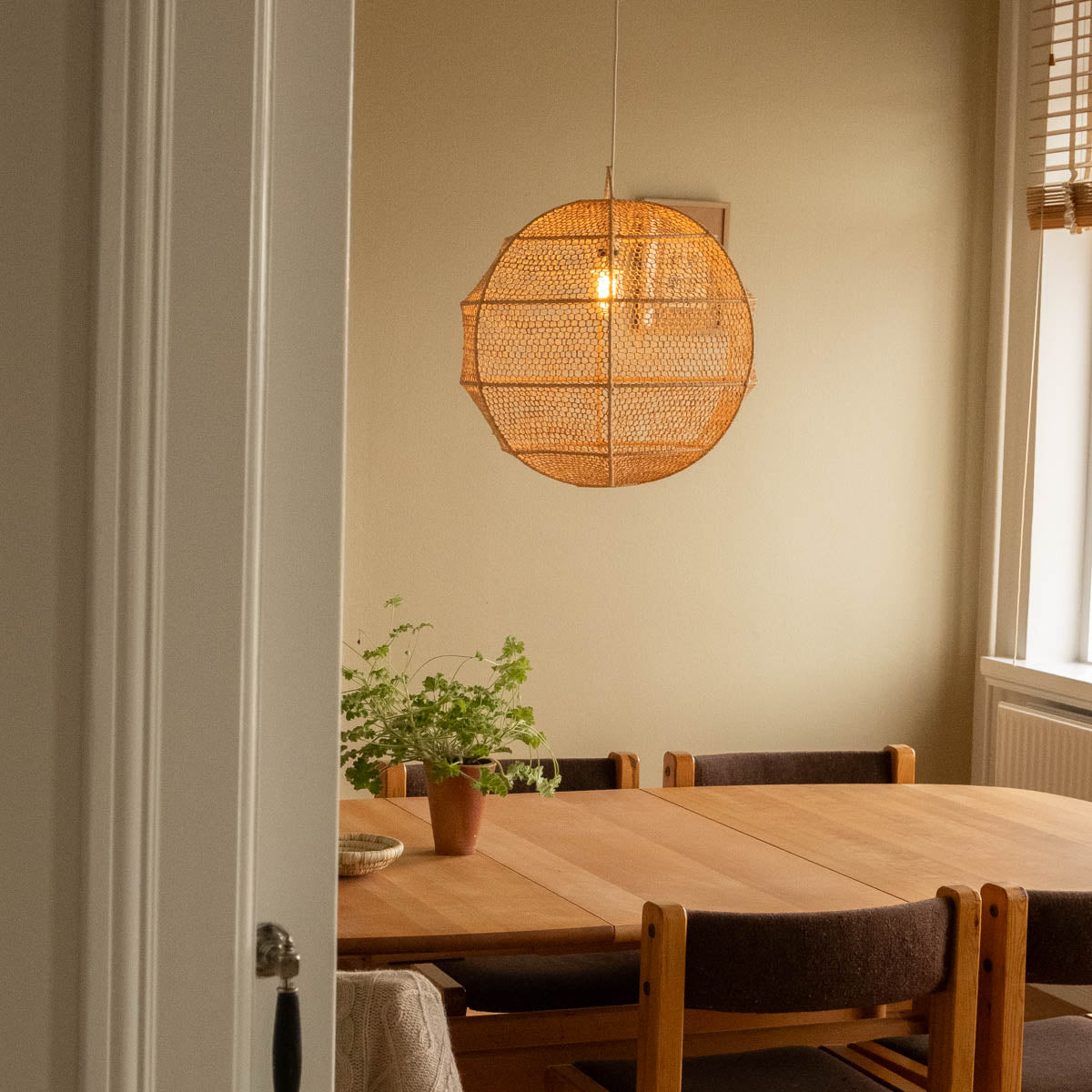 Marokkansk håndlavet lampe i raffia - rund 50 cm