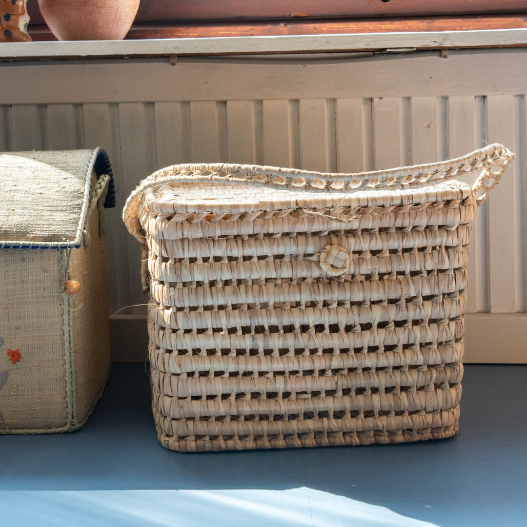 Håndflettet kurv med låg og hank