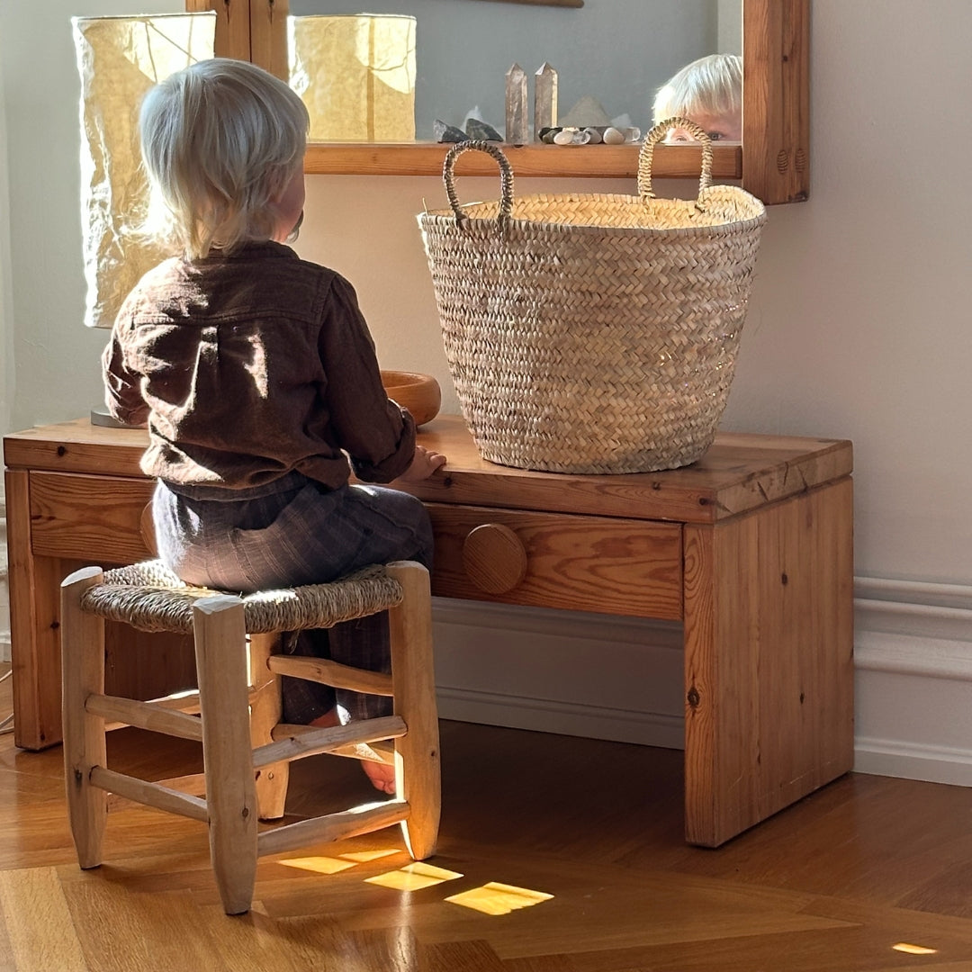 Skammel i træ med flet sæde