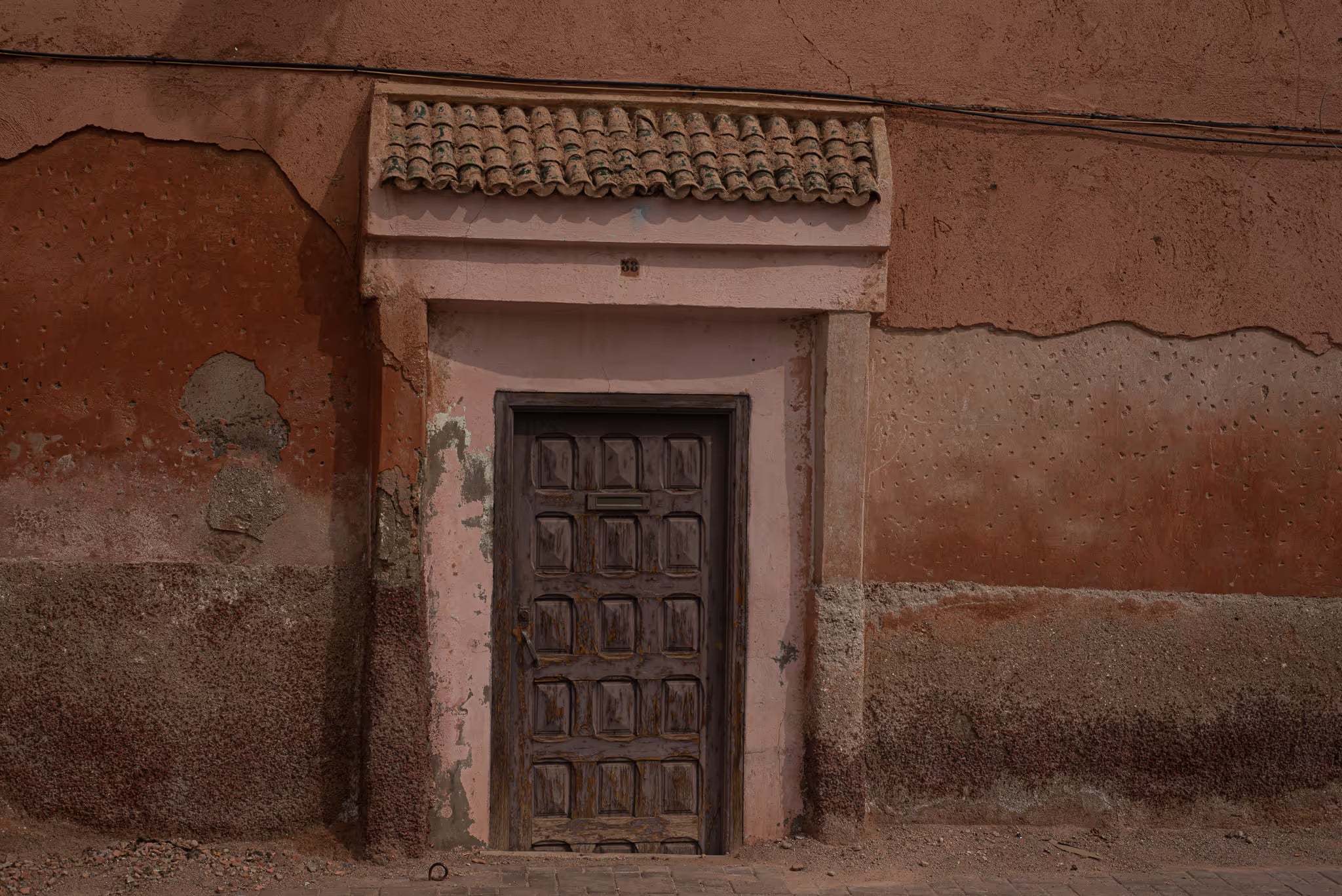 En gammel dør med flotte farver i Marrakech, Marokko.