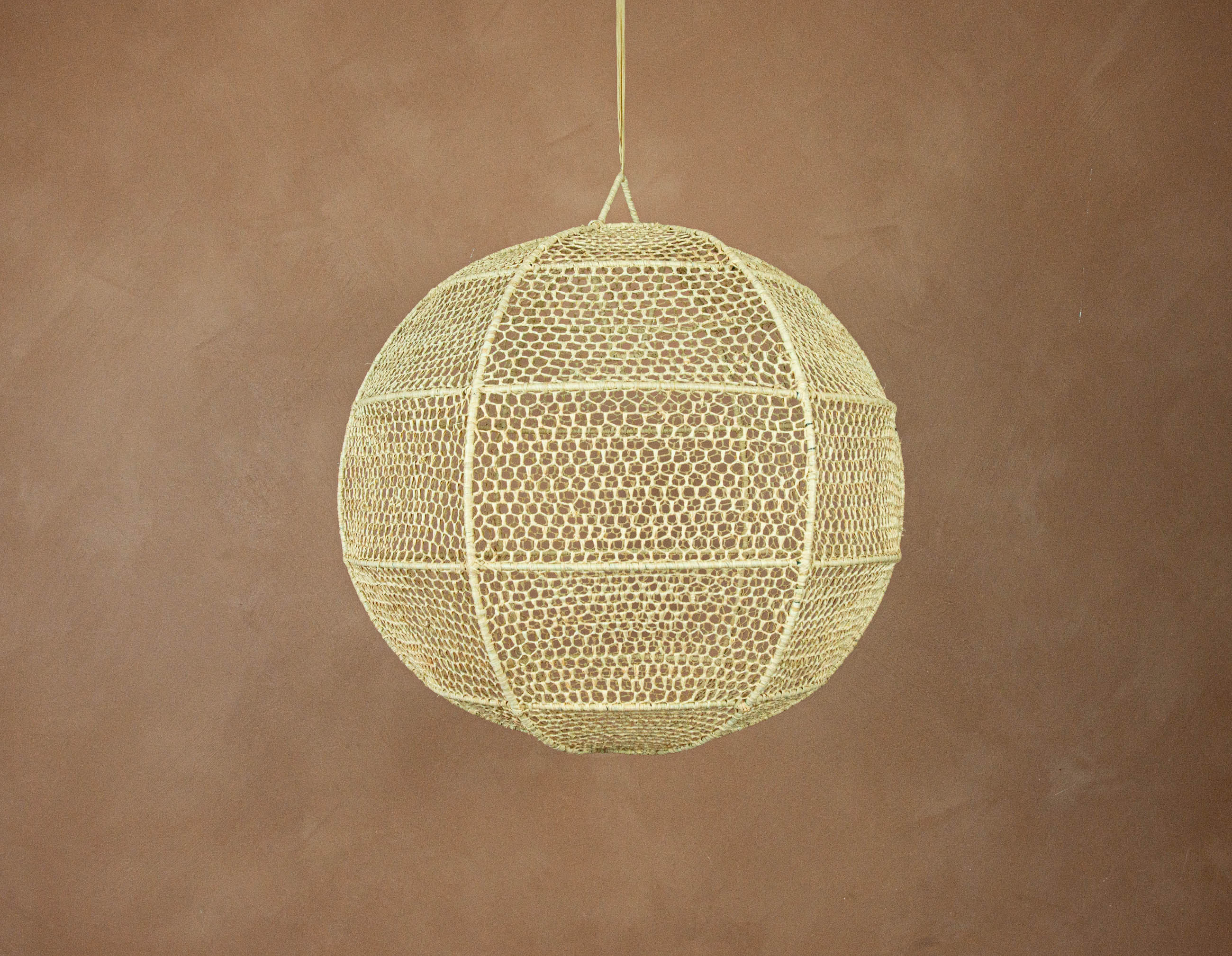 Marokkansk håndlavet lampe i raffia - rund 50 cm